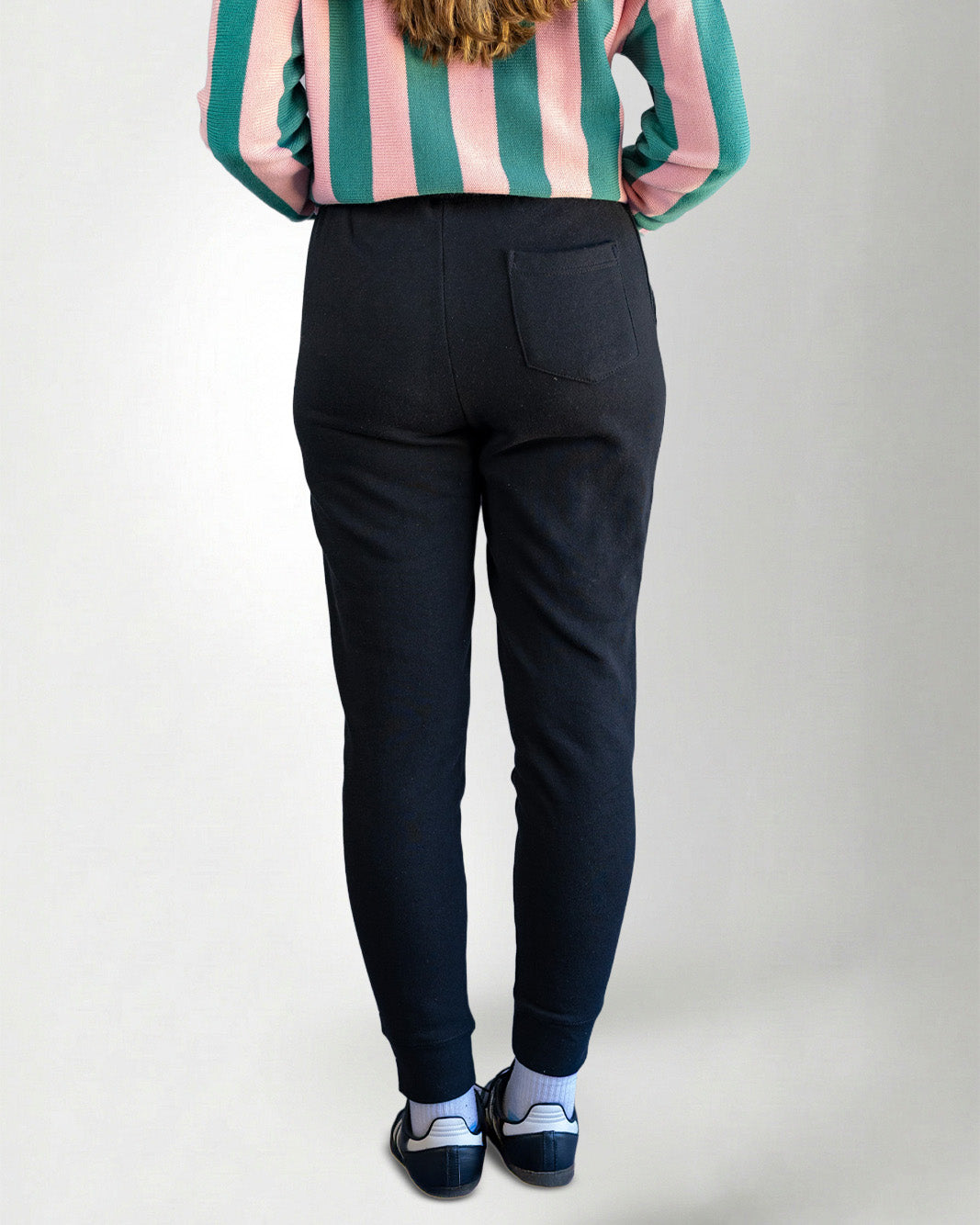 Black pants with the Palmr logo embroidery in jogger style